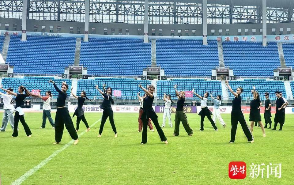 裙摆翻飞中, 队形变换时